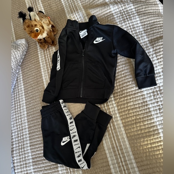 Baby Nike track suit 18-24 months- black - Picture 2 of 8